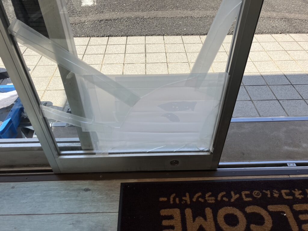 自動ドアガラス割れ替え