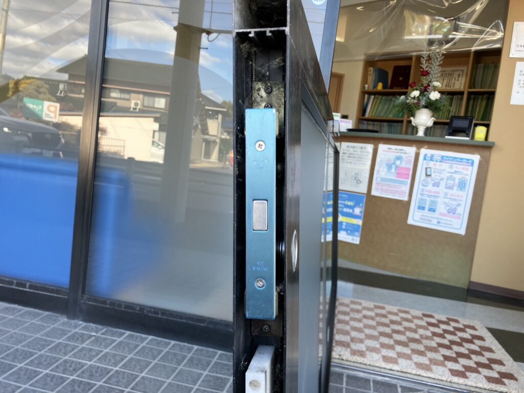 関市自動ドア鍵交換