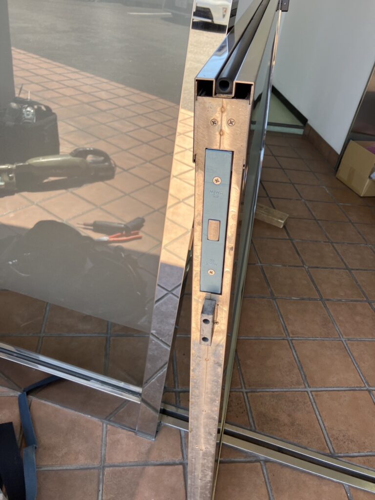 一宮市　自動ドア用鍵交換