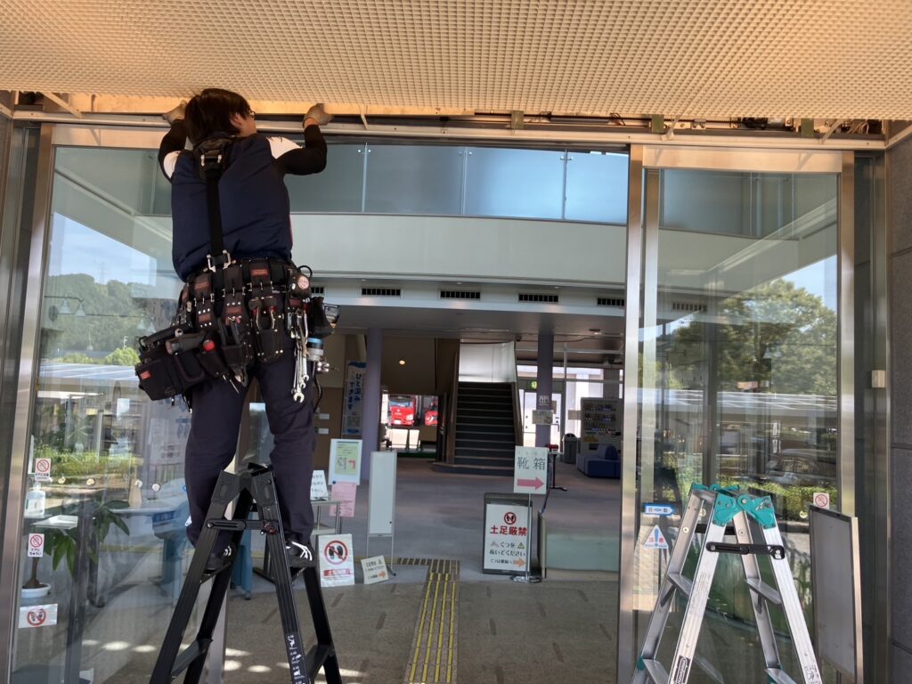 山県市　自動ドア修理