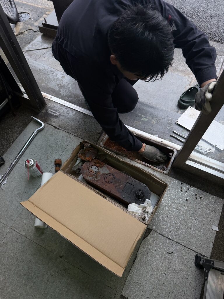 名古屋市　開き戸修理