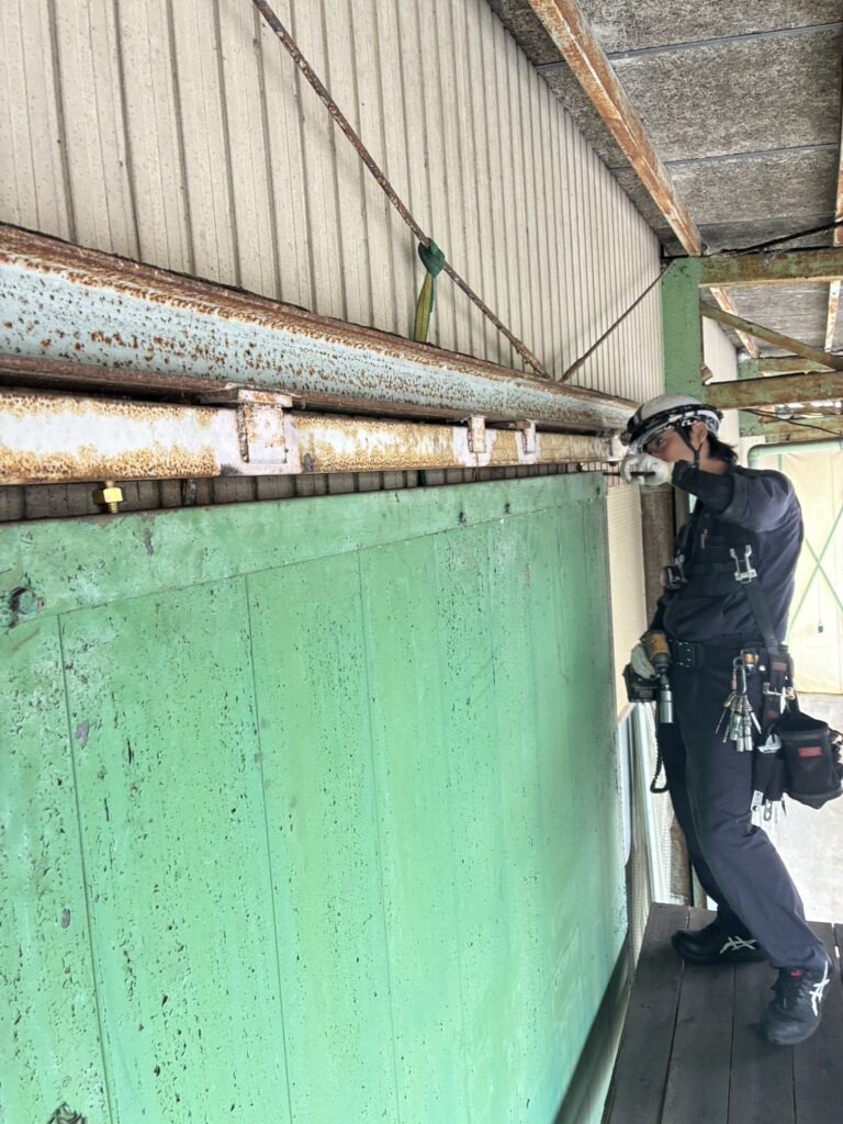 岐阜市　ハンガードア修理